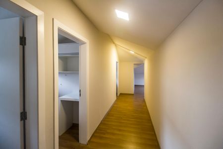 Casa de condomínio à venda com 489m², 4 quartos e 4 vagasCorredor