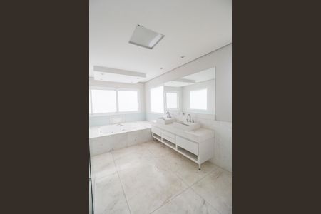 Casa de condomínio à venda com 489m², 4 quartos e 4 vagasBanheiro da Suíte master 1