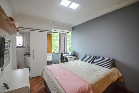 Apartamento à venda com 200m², 3 quartos e 3 vagas Apartamento à venda com 200m², 3 quartos e 3 vagasSuíte