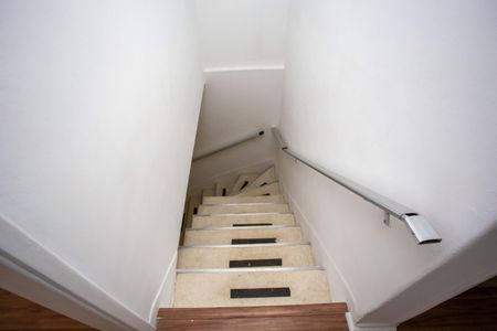 Casa à venda com 120m², 2 quartos e 2 vagasEscada