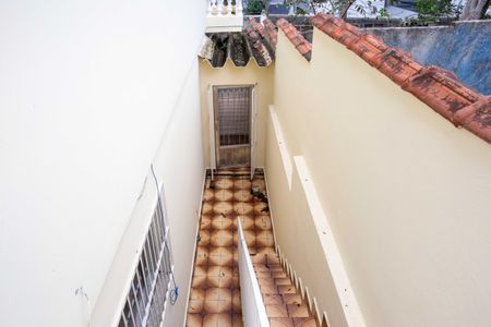 Casa à venda com 120m², 2 quartos e 2 vagasEscada