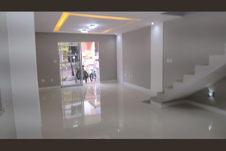 Casa de condomínio à venda com 209m², 4 quartos e 3 vagasSala