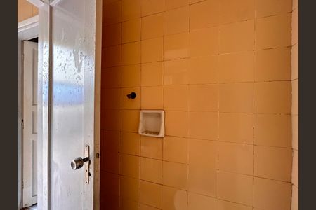 Casa à venda com 253m², 4 quartos e 5 vagas Casa à venda com 253m², 4 quartos e 5 vagasBanheiro de serviço