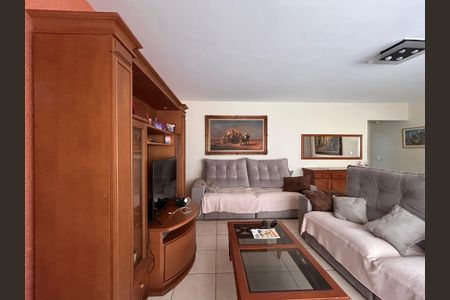 Casa à venda com 253m², 4 quartos e 5 vagas Casa à venda com 253m², 4 quartos e 5 vagasSala