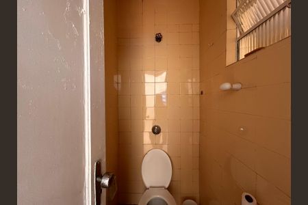 Casa à venda com 253m², 4 quartos e 5 vagas Casa à venda com 253m², 4 quartos e 5 vagasBanheiro de serviço