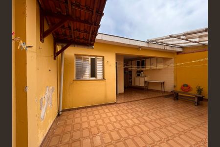 Casa à venda com 253m², 4 quartos e 5 vagas Casa à venda com 253m², 4 quartos e 5 vagasQuintal