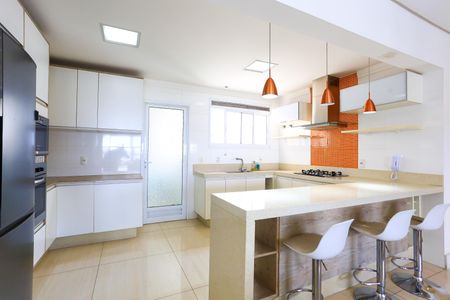 Apartamento à venda com 107m², 2 quartos e 2 vagas Apartamento à venda com 107m², 2 quartos e 2 vagasCozinha