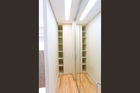 Apartamento à venda com 107m², 2 quartos e 2 vagas Apartamento à venda com 107m², 2 quartos e 2 vagasCloset da suíte