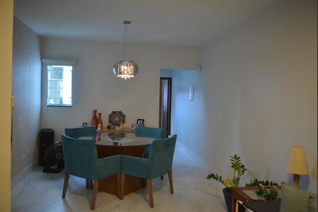 Casa à venda com 220m², 4 quartos e 4 vagasSala