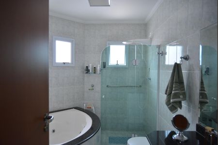 Casa à venda com 220m², 4 quartos e 4 vagasBanheiro da Suíte 1