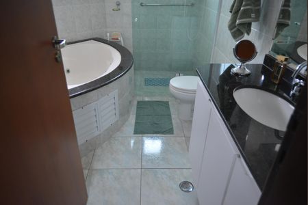 Casa à venda com 220m², 4 quartos e 4 vagasBanheiro da Suíte 1