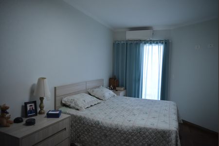 Casa à venda com 220m², 4 quartos e 4 vagasSuite