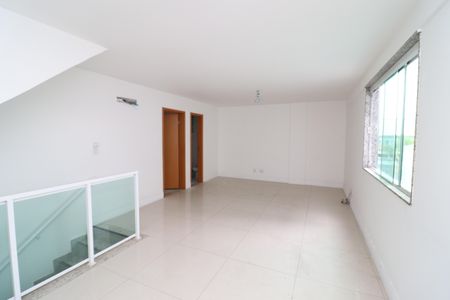 Sala de casa de condomínio para alugar com 3 quartos, 250m² em Jardim Guanabara, Rio de Janeiro
