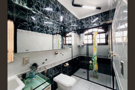 Casa de condomínio à venda com 243m², 3 quartos e 2 vagasBanheiro da Suíte 2