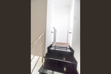 Casa de condomínio à venda com 187m², 3 quartos e 2 vagas Casa de condomínio à venda com 187m², 3 quartos e 2 vagasEscada