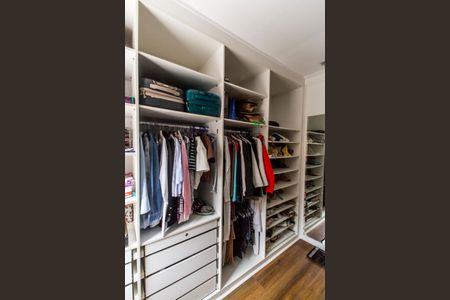 Casa de condomínio à venda com 187m², 3 quartos e 2 vagas Casa de condomínio à venda com 187m², 3 quartos e 2 vagasCloset da suíte