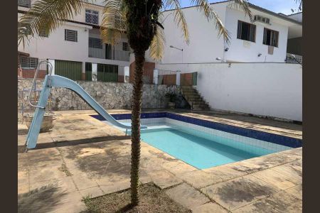 Casa à venda com 325m², 4 quartos e 4 vagas