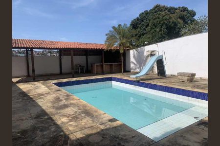 Casa à venda com 325m², 4 quartos e 4 vagas