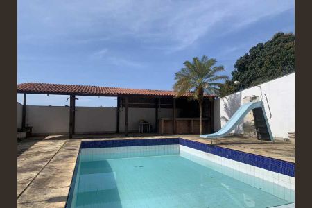 Casa à venda com 325m², 4 quartos e 4 vagas