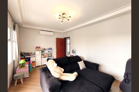 Casa de condomínio à venda com 249m², 3 quartos e 4 vagasSala de TV