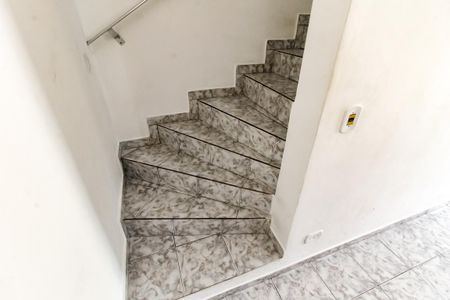 Escada  de casa para alugar com 2 quartos, 337m² em Campo Limpo, São Paulo