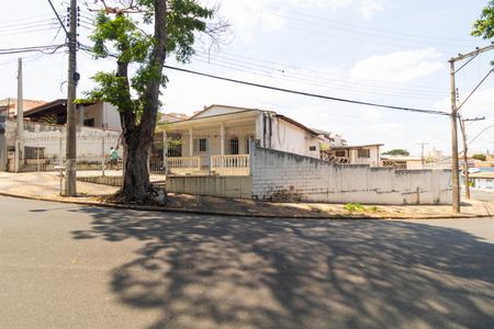 Casa à venda com 208m², 4 quartos e 2 vagas Casa à venda com 208m², 4 quartos e 2 vagasFachada