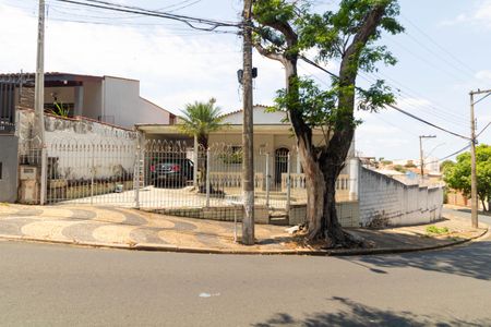 Casa à venda com 208m², 4 quartos e 2 vagas Casa à venda com 208m², 4 quartos e 2 vagasFachada