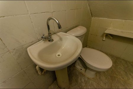 Banheiro Social de casa para alugar com 1 quarto, 30m² em Jardim dos Francos, São Paulo