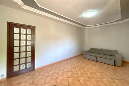 Casa à venda com 240m², 3 quartos e 6 vagasSala