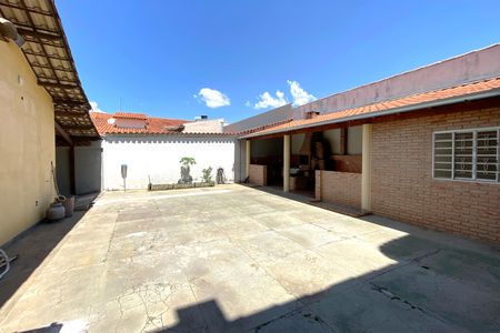 Casa à venda com 240m², 3 quartos e 6 vagasQuintal