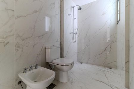 Apartamento à venda com 389m², 4 quartos e 6 vagas Apartamento à venda com 389m², 4 quartos e 6 vagasBanheiro da Suíte 1