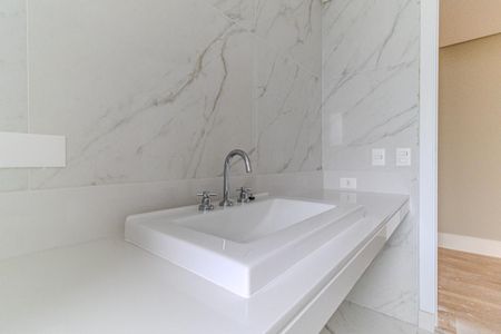 Apartamento à venda com 389m², 4 quartos e 6 vagas Apartamento à venda com 389m², 4 quartos e 6 vagasBanheiro 1 da Suíte 3