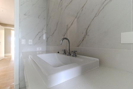 Apartamento à venda com 389m², 4 quartos e 6 vagas Apartamento à venda com 389m², 4 quartos e 6 vagasBanheiro 2 da Suíte 3