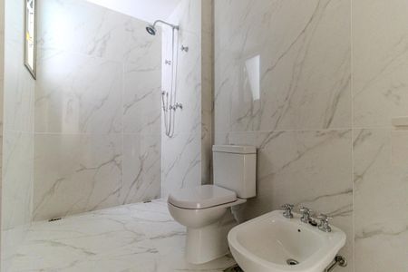 Apartamento à venda com 389m², 4 quartos e 6 vagas Apartamento à venda com 389m², 4 quartos e 6 vagasBanheiro da Suíte 2