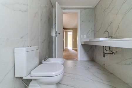 Apartamento à venda com 389m², 4 quartos e 6 vagas Apartamento à venda com 389m², 4 quartos e 6 vagasBanheiro 2 da Suíte 3