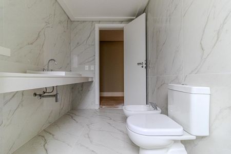 Apartamento à venda com 389m², 4 quartos e 6 vagas Apartamento à venda com 389m², 4 quartos e 6 vagasBanheiro 1 da Suíte 3