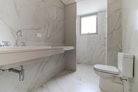 Apartamento à venda com 389m², 4 quartos e 6 vagas Apartamento à venda com 389m², 4 quartos e 6 vagasBanheiro da Suíte 4