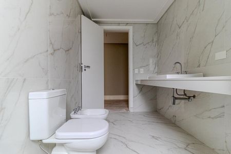 Apartamento à venda com 388m², 4 quartos e 6 vagas Apartamento à venda com 388m², 4 quartos e 6 vagasBanheiro 1 da Suíte 3