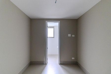 Apartamento à venda com 388m², 4 quartos e 6 vagas Apartamento à venda com 388m², 4 quartos e 6 vagasQuarto de Serviço