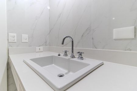 Apartamento à venda com 388m², 4 quartos e 6 vagas Apartamento à venda com 388m², 4 quartos e 6 vagasBanheiro da Suíte 2