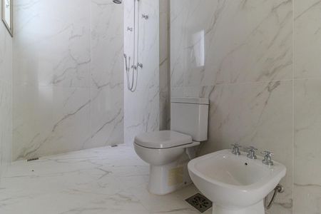 Apartamento à venda com 388m², 4 quartos e 6 vagas Apartamento à venda com 388m², 4 quartos e 6 vagasBanheiro da Suíte 1