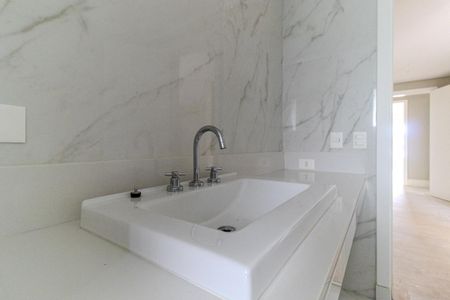 Apartamento à venda com 388m², 4 quartos e 6 vagas Apartamento à venda com 388m², 4 quartos e 6 vagasBanheiro 2 da Suíte 3