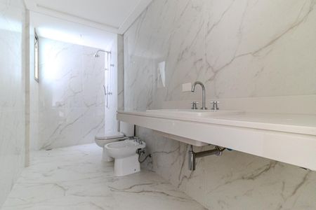 Apartamento à venda com 388m², 4 quartos e 6 vagas Apartamento à venda com 388m², 4 quartos e 6 vagasBanheiro da Suíte 1