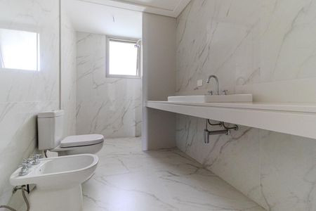 Apartamento à venda com 388m², 4 quartos e 6 vagas Apartamento à venda com 388m², 4 quartos e 6 vagasBanheiro 2 da Suíte 3
