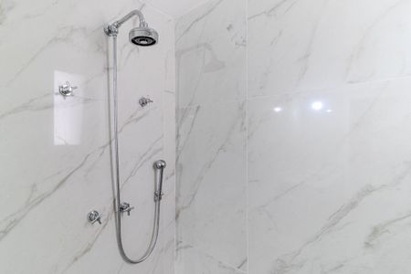 Apartamento à venda com 388m², 4 quartos e 6 vagas Apartamento à venda com 388m², 4 quartos e 6 vagasBanheiro da Suíte 2