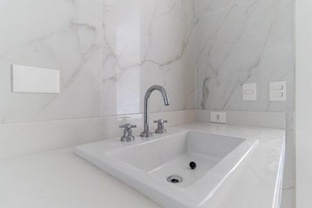 Apartamento à venda com 388m², 4 quartos e 6 vagas Apartamento à venda com 388m², 4 quartos e 6 vagasBanheiro da Suíte 1