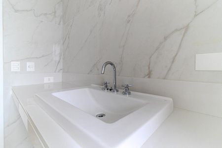 Apartamento à venda com 388m², 4 quartos e 6 vagas Apartamento à venda com 388m², 4 quartos e 6 vagasBanheiro 1 da Suíte 3