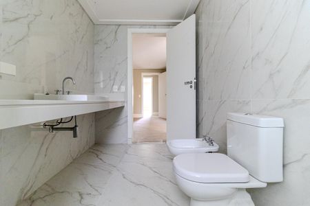 Apartamento à venda com 388m², 4 quartos e 6 vagas Apartamento à venda com 388m², 4 quartos e 6 vagasBanheiro 2 da Suíte 3