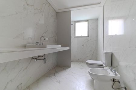 Apartamento à venda com 388m², 4 quartos e 6 vagas Apartamento à venda com 388m², 4 quartos e 6 vagasBanheiro 1 da Suíte 3