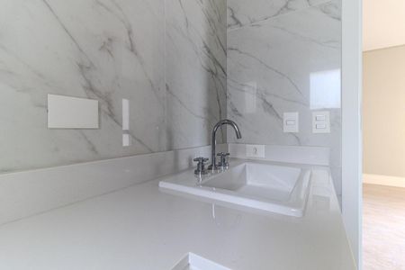 Apartamento à venda com 388m², 4 quartos e 6 vagas Apartamento à venda com 388m², 4 quartos e 6 vagasBanheiro da Suíte 4